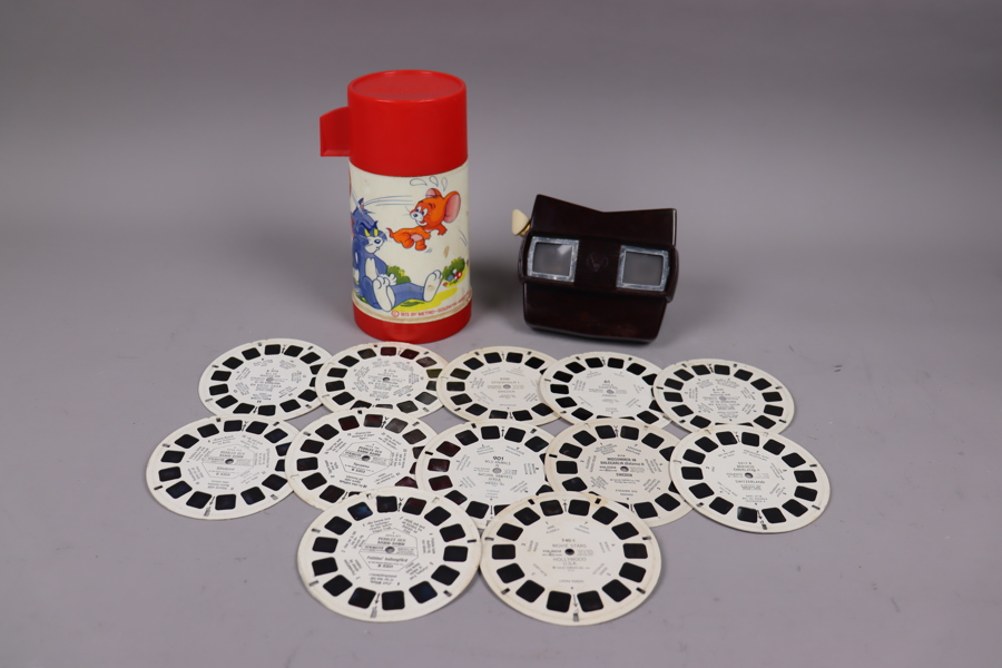 Viewmaster i bakelit med bildskivor samt Aladdin Tom & Jerry termos