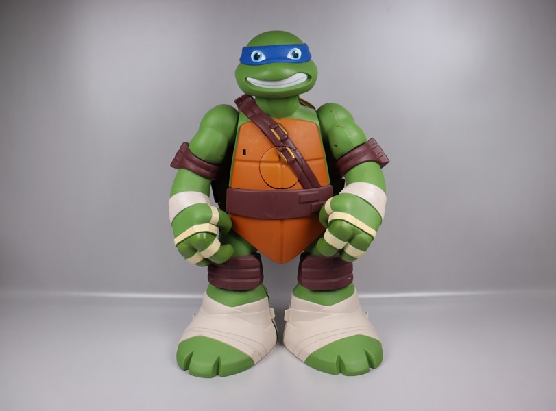 Ninja Turtles, stor figur i form av Leonardo samt Turtles glasögon