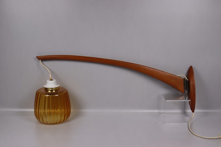 Vägglampa på arm, teak, 1950/60-tal