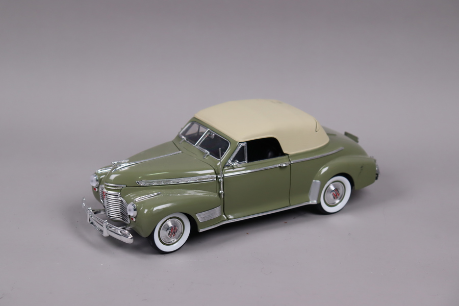 Universal Hobbies, 1941 Chevrolet Deluxe Soft Top Green, 1:18