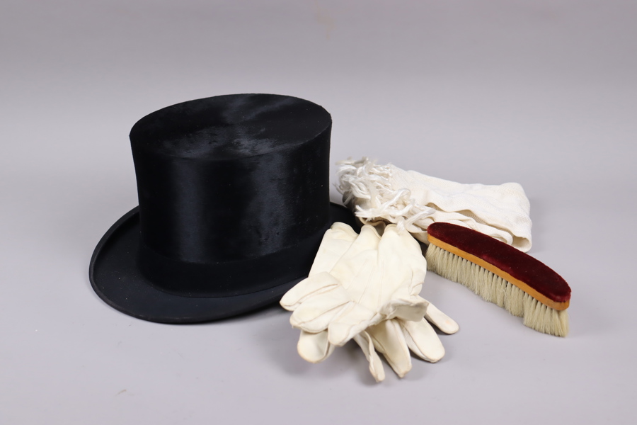 Hög hatt / Cylinderhatt, E.Ohlssons Malmö, med handskar scarfs mm,1900-talets första hälft