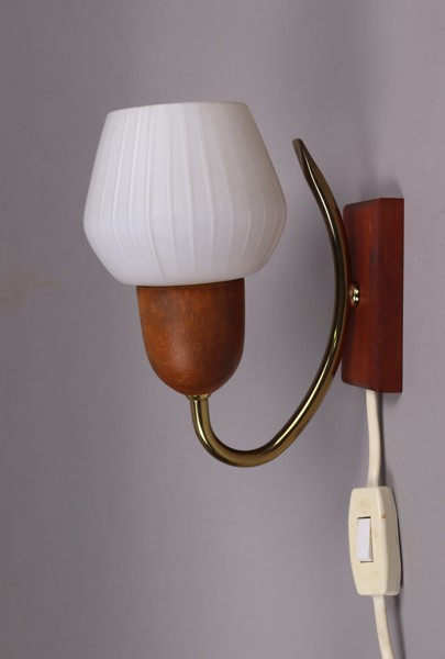 Vägglampa, teak och opalglas