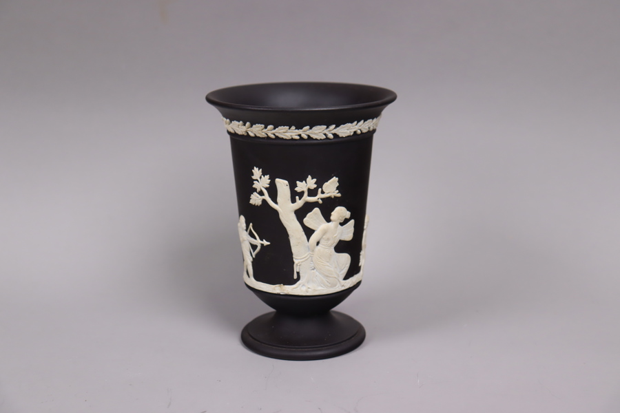 Wedgewood, England, "Jasperware", vas i keramik och basalt