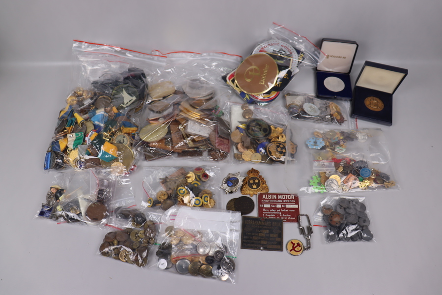 Medaljer, pins, tygmärken, knappar, militaria, poletter, tokens, plaketter, ca 6,5kg