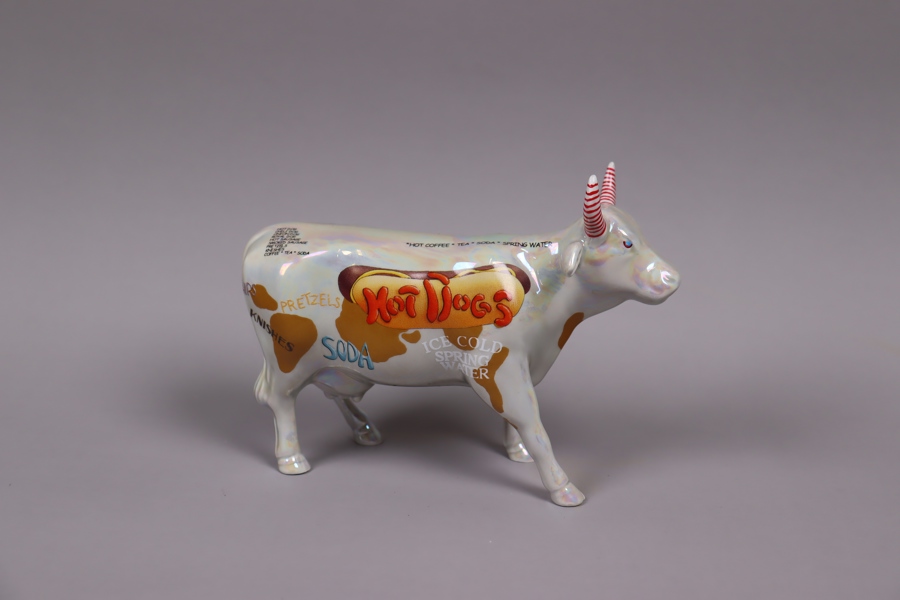 William Melton, Cow Parade, "Hot Dog", ko i porslin