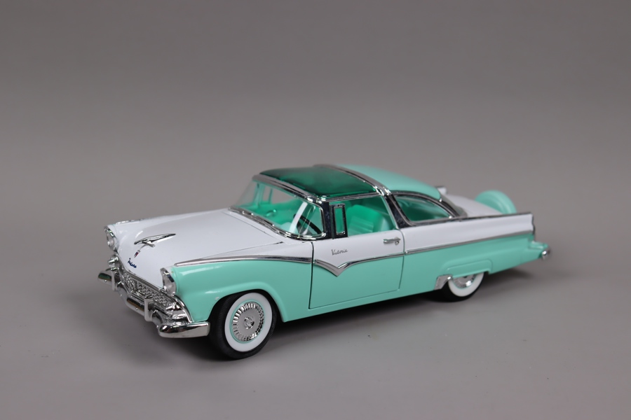 Road Tough, 1955 Ford Fairlane Crown Victoria, 1:18