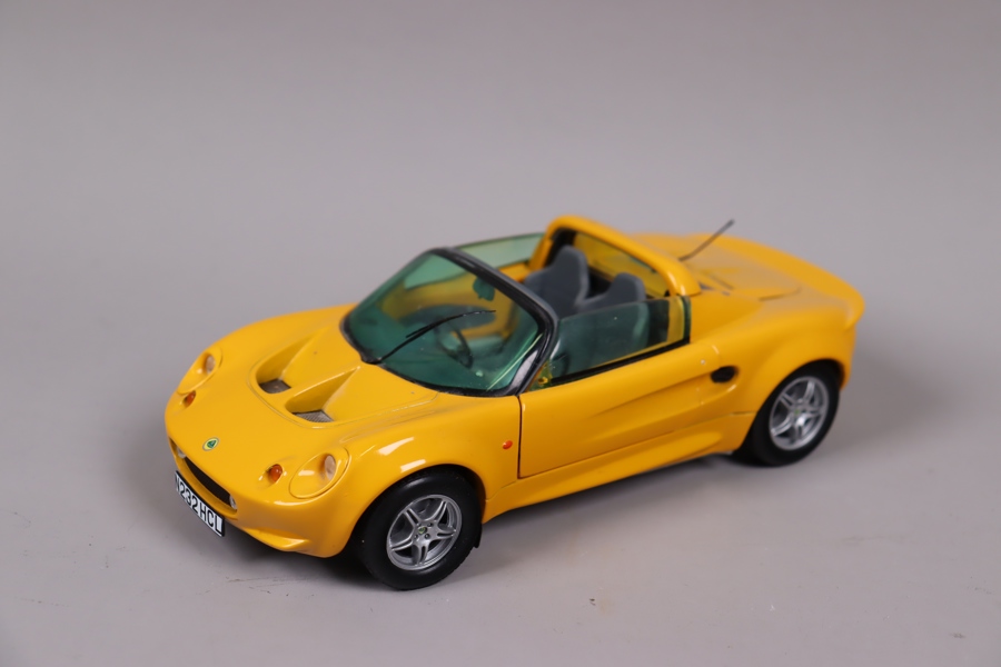 Chrono, 1997 Lotus Elise "Norfolk Mustard", 1:18