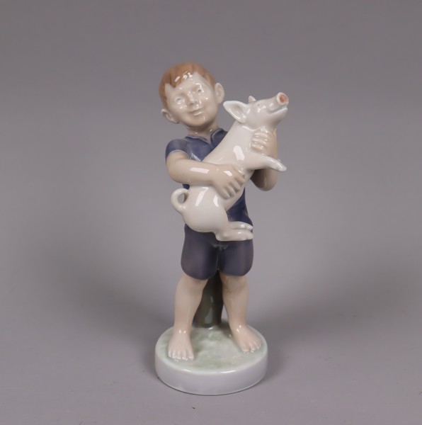 Hans Henrik Hansen, Royal Copenhagen, figurin 4530, "August - boy with piglet"