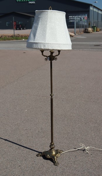 Golvlampa i mässing med lejonfötter