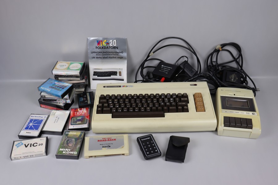 Commodore Vic-20 med spel och tillbehör