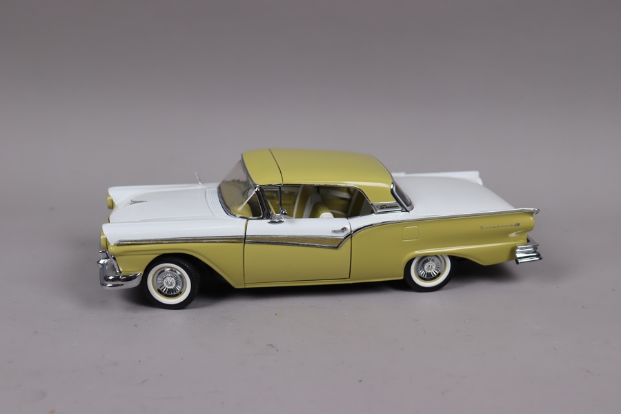 Sun Star, 1957 Ford Fairlane Skyliner, 1:18