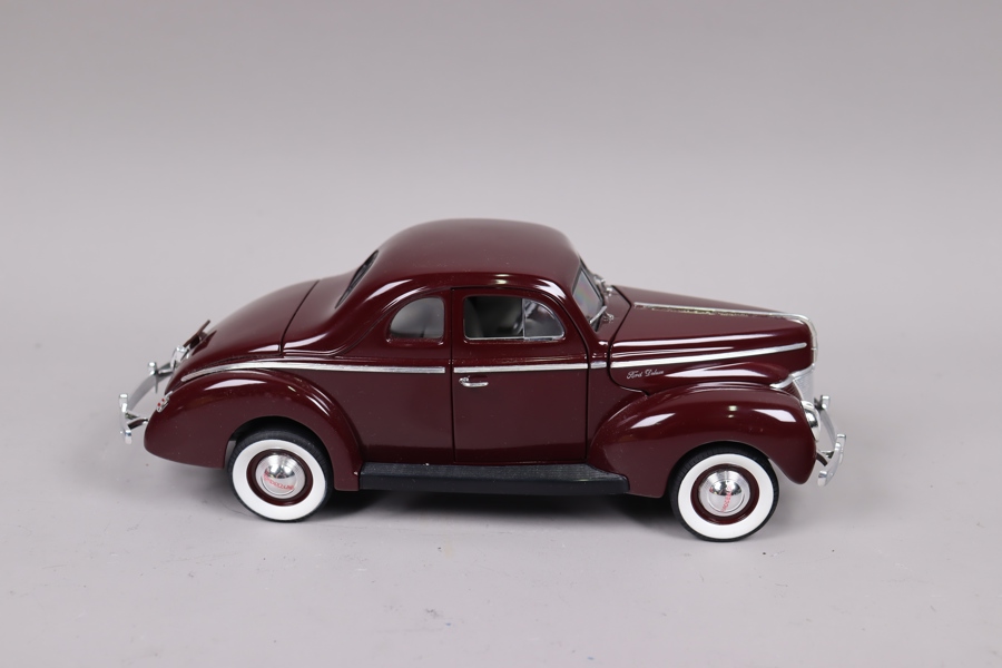 Universal Hobbies, 1940 Ford Sedan, 1:18