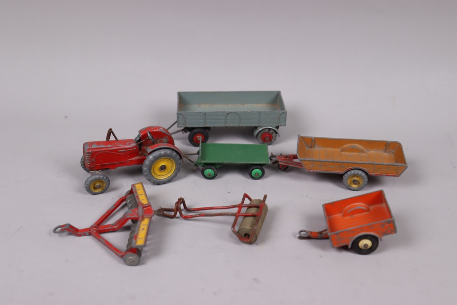 Dinky Toys, traktor med tillbehör