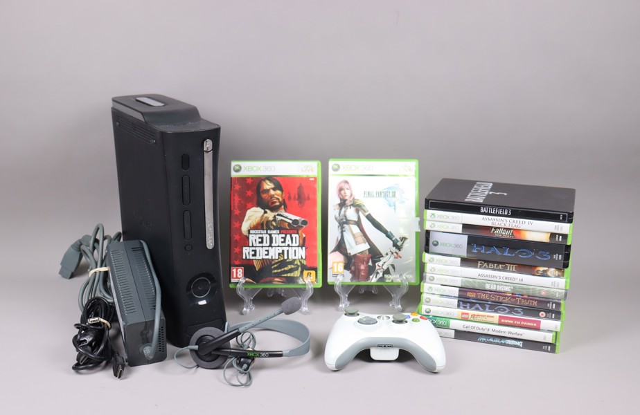 Xbox 360 med kablage och diverse spel