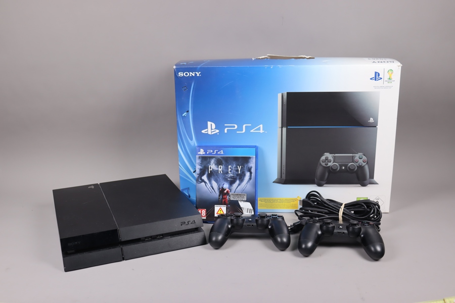 Sony PS4 (Playstation 4) med kablage och ett spel