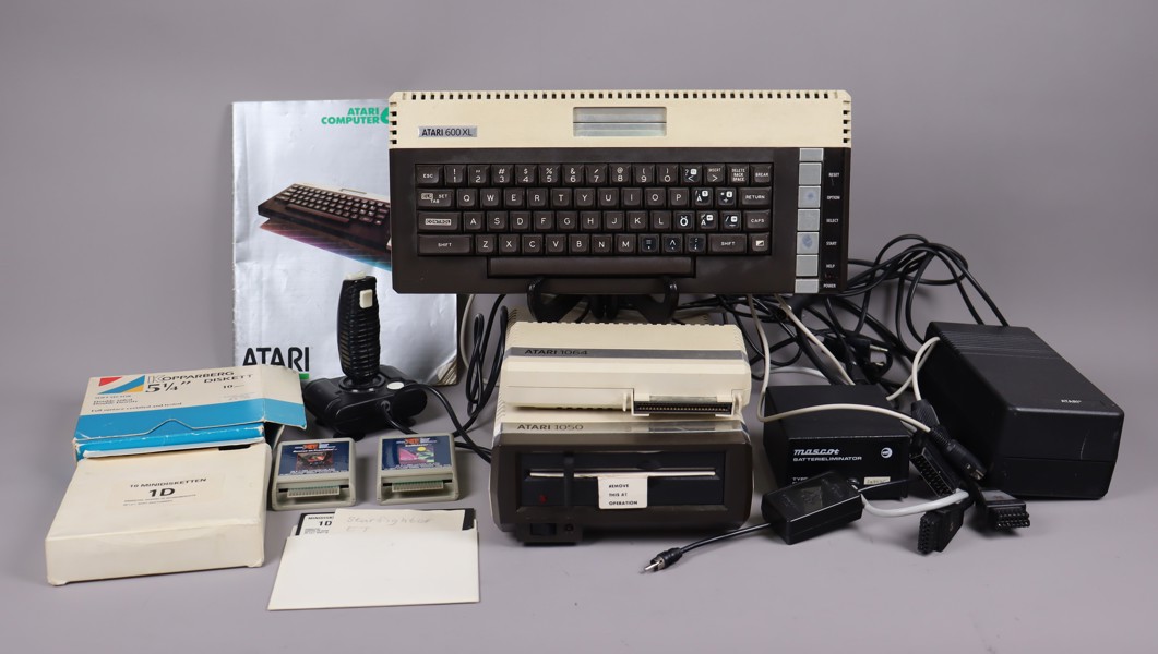 Atari 600 XL med spel och tillbehör