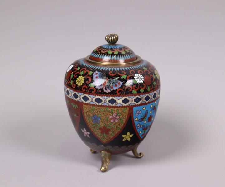 Japansk cloisonné burk med lock, polykrom emalj på mässing/brons, Mejii period 1868-1912