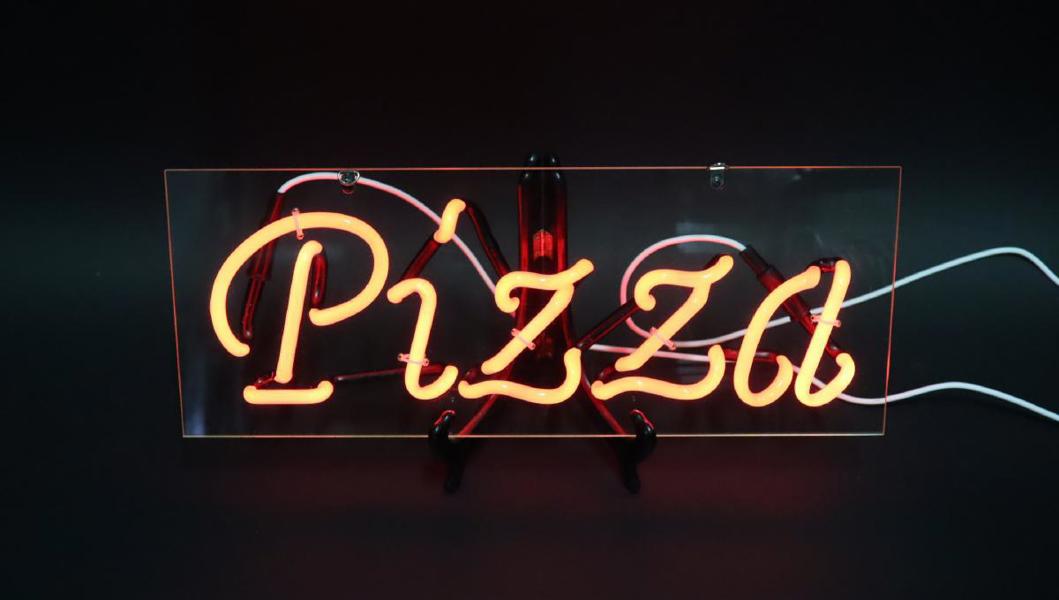 Neonskylt, "Pizza" i rött neon