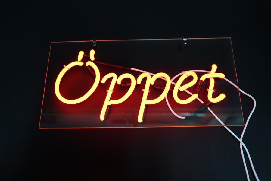 Neonskylt, "Öppet" i rött neon