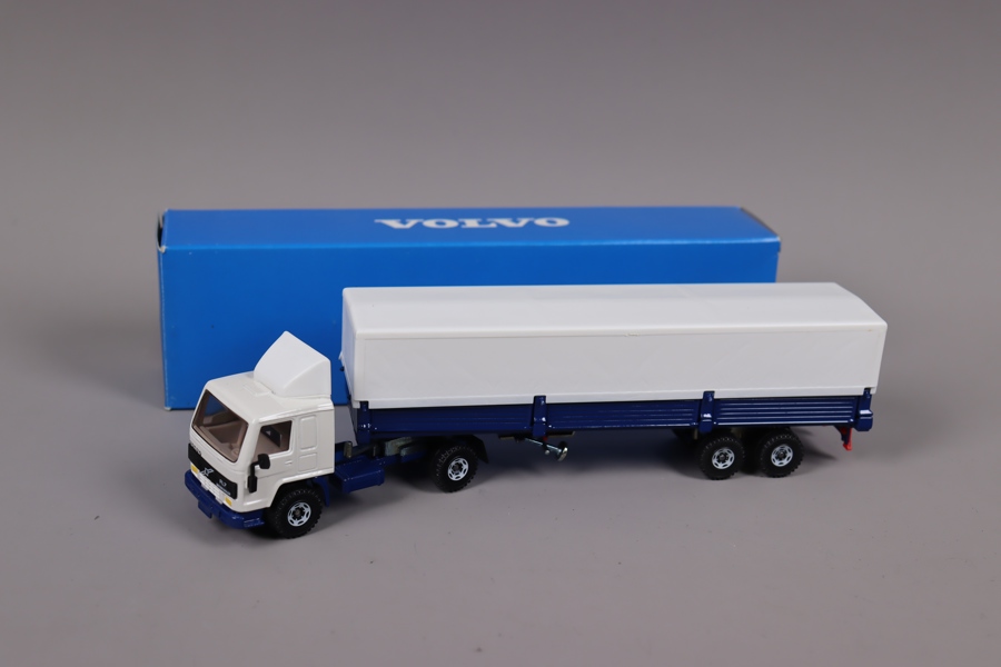 Siku, Volvo FL7 Semitrailor Tractor, 1:50