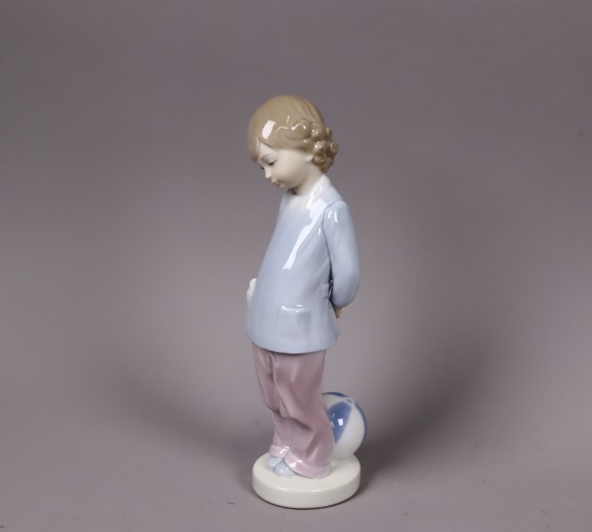 Lladro, figurin, pojke med boll