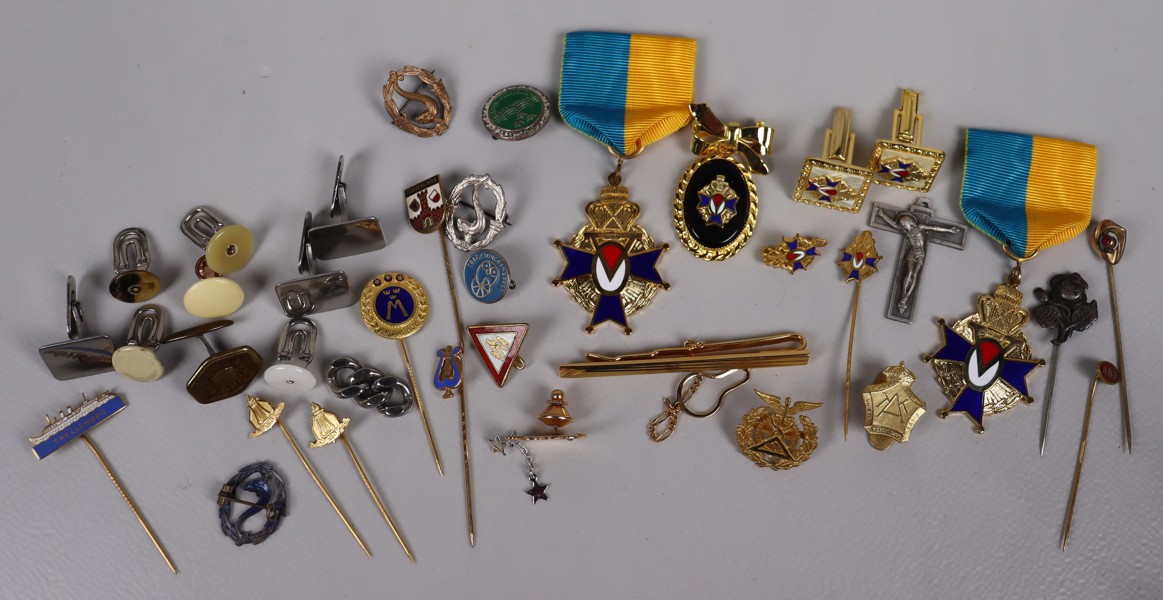 Pins, ordensmedaljer mm