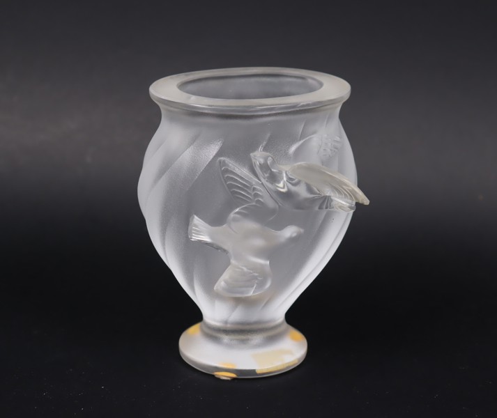 Lalique, France, "Rosine", vas med duvor i relief