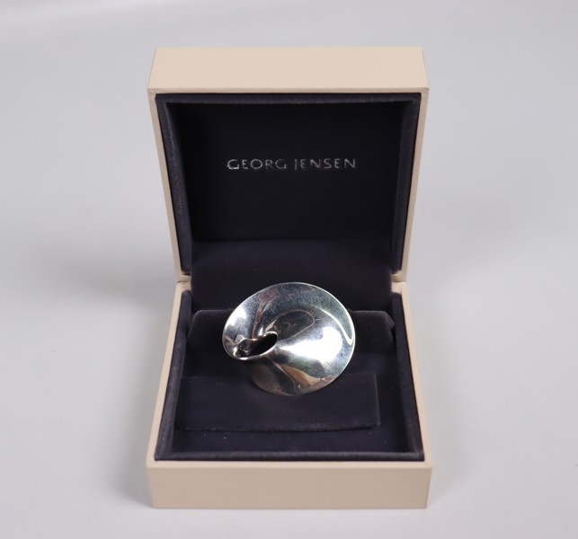 Vivianna Torun Bülow-Hübe för Georg Jensen, "Möbius", brosch 374B i sterling silver