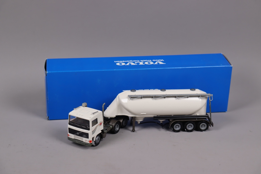 Conrad, Volvo F12 & Felbinder Tanker (280620), 1:50