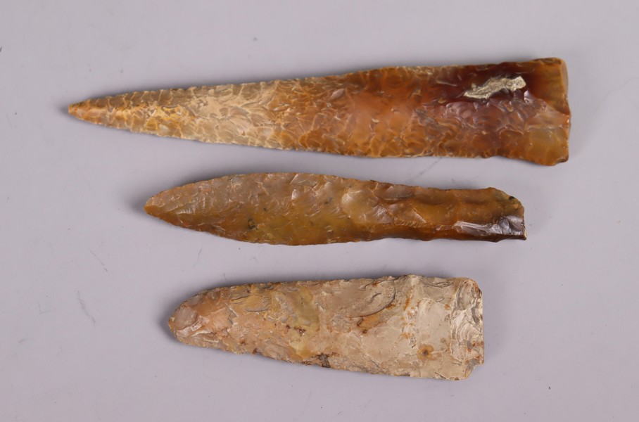 Kniv och spjutspetsar i flinta, stenålder (8000-1800 f.Kr), 3 delar