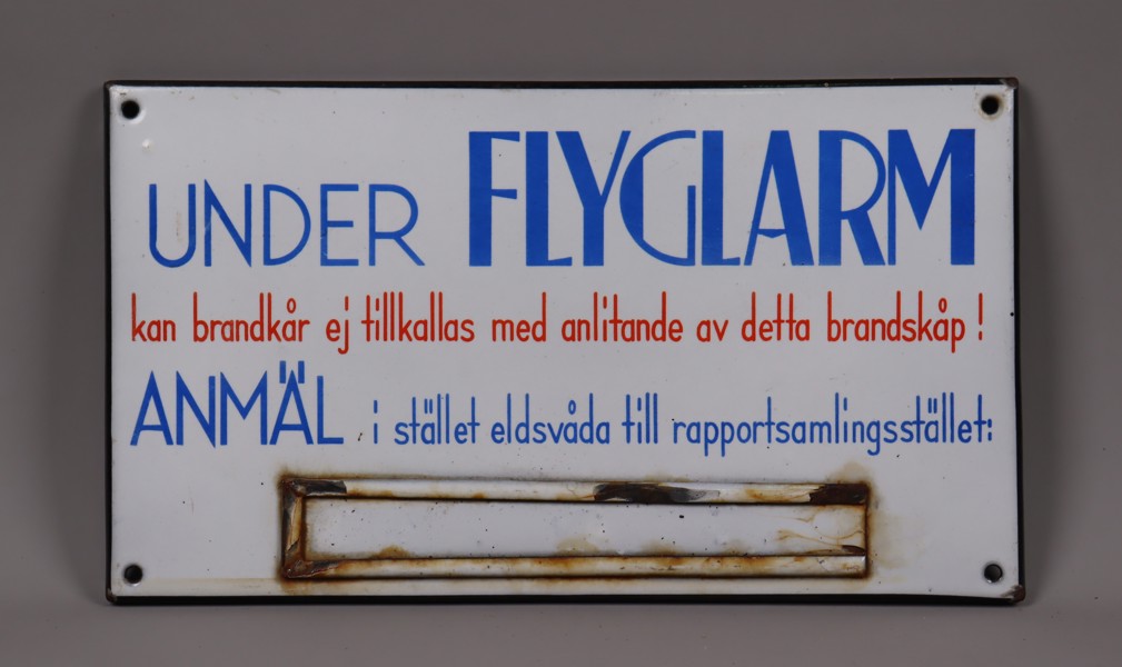 Emaljerad informationsskylt angåend flyglarm, 1940-tal