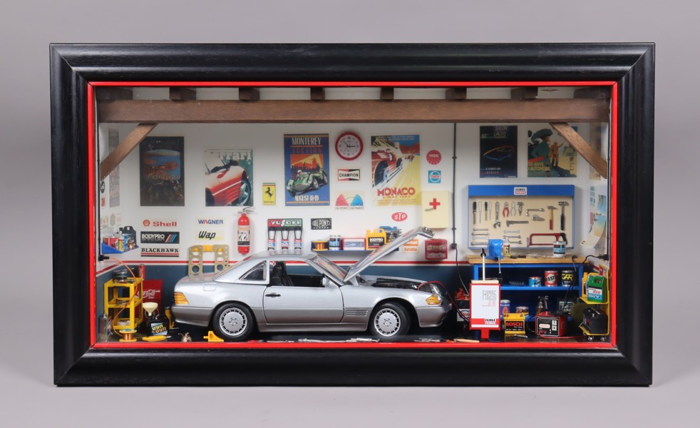 Ferret, Ferve, diorama/tittskåp, bilverkstad med Mercedes-Benz 500 SL-32 Coupé