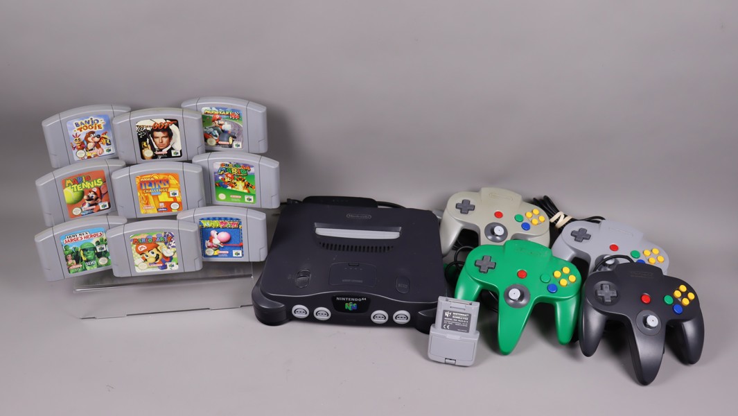 Nintendo 64 med 4st kontroller och 9st spel