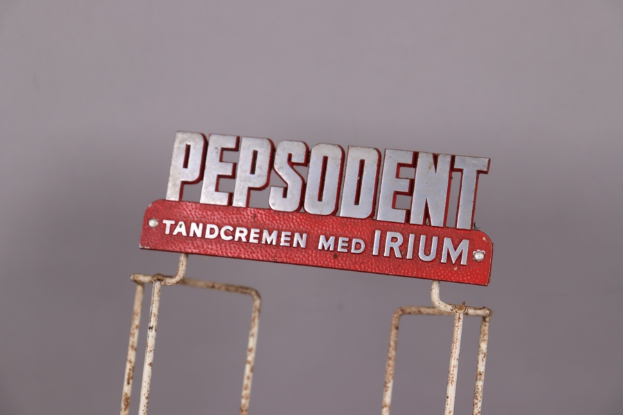 Pepsodent, "Tandcremen med Irium", diskdisplay i trådmetall