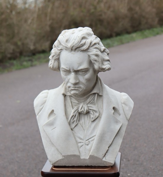 Ludwig Van Beethoven, byst i betong