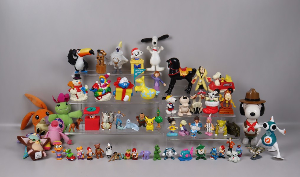 Leksaksfigurer, Snoppy, Smurfar, Disney mm