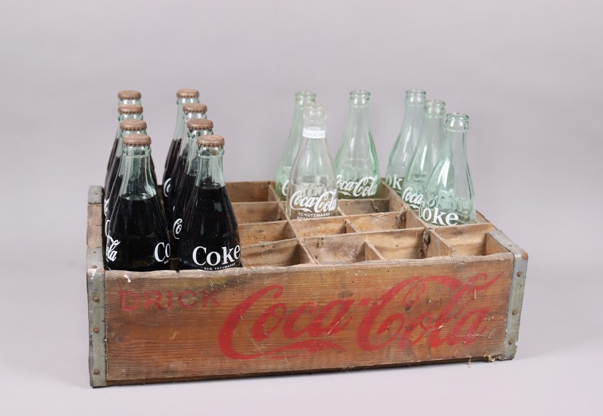 Coca-Cola, back med öppnade och oöppnade flaskor, 1950/60-tal