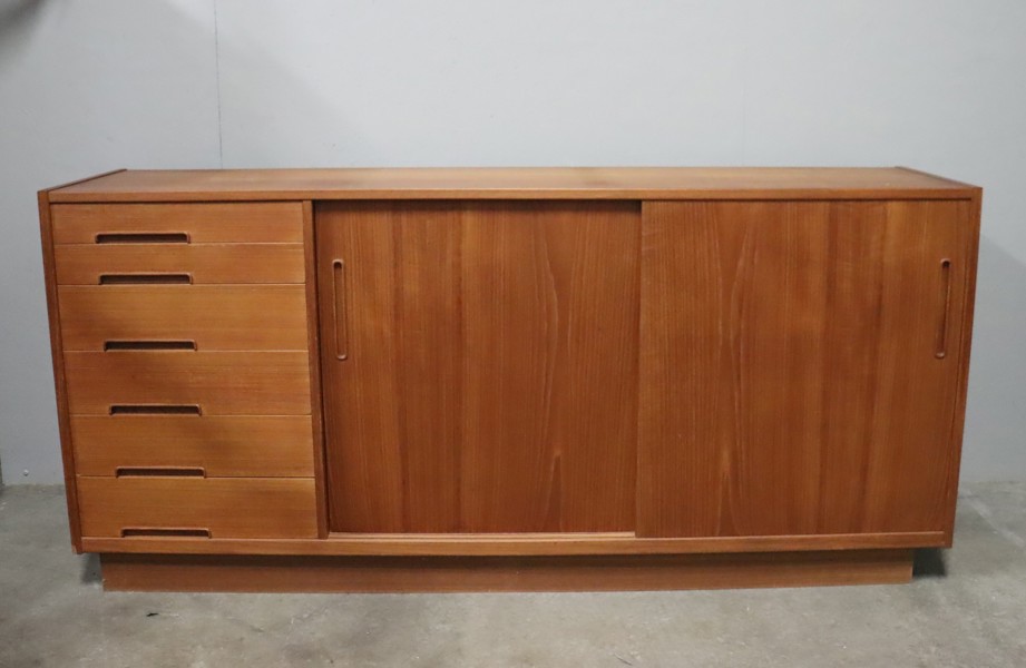 Nils Jonsson, Troeds, Bra Bohag, "Florens", sideboard i teak