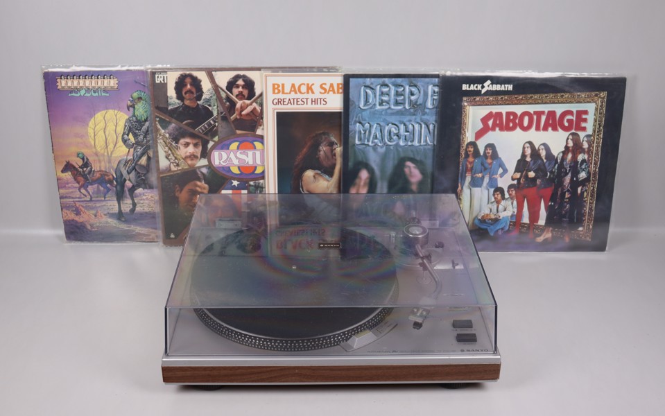 Sanyo TP 1010 UM skivspelare samt LP-skivor, Black Sabbath, Budgie, Deep Purple mm