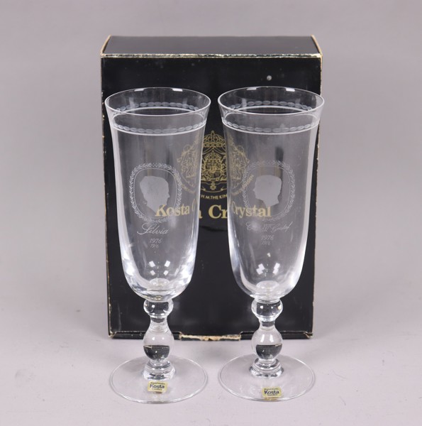 Kosta, K-berg, champagneglas. graverade Carl XVI Gustaf respektive Silvia, 19/6 1976, 1 par