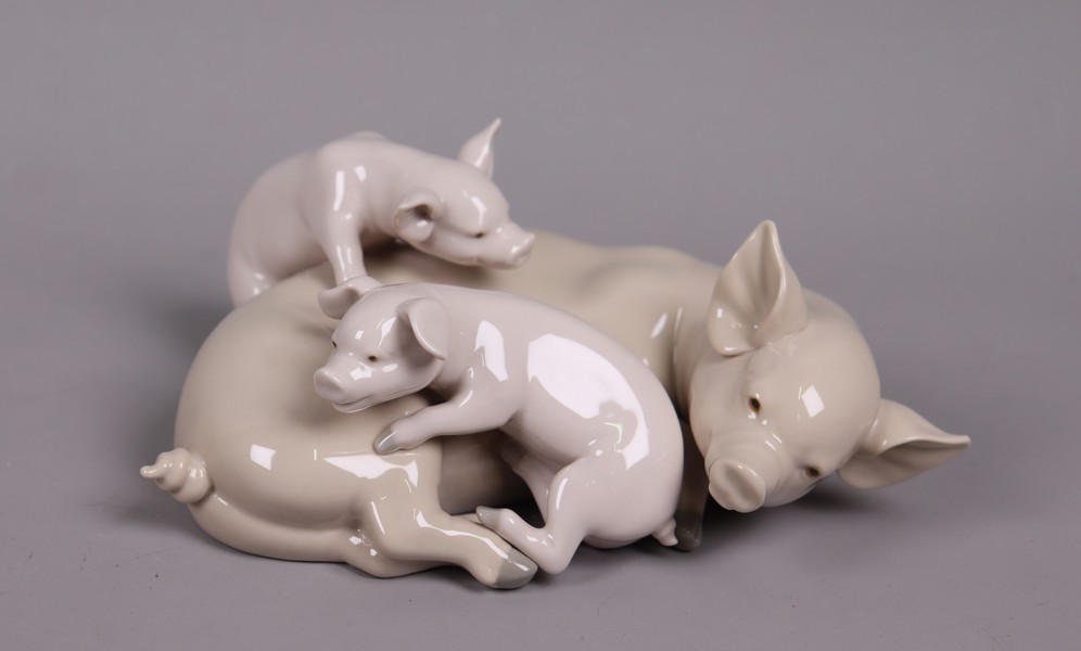 Lladro, figurin, "Playful piglets"