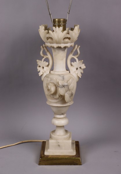 Bordslampa, omgjord av praktvas i alabaster, 1800-tal