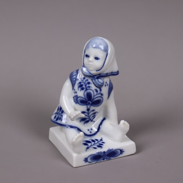 Hanne Varming, Royal Copenhagen, musselmalet figurin 4793, "Sitting girl"