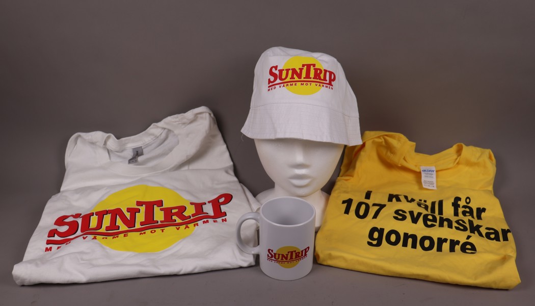 Suntrip från Sällskapsresan, t-shirts, mugg och mössa, 4 delar