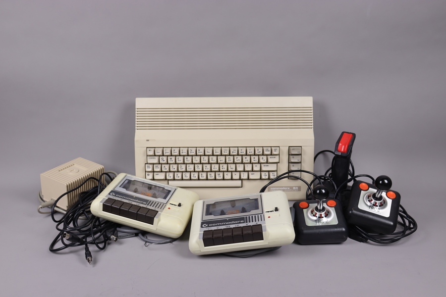 Commodore 64 med tillbehör, Tac 2 mm