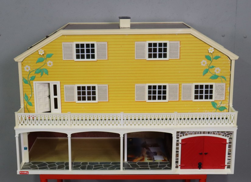 Lundby dockhus och garage samt diverse möbler, tillbehör och dockor