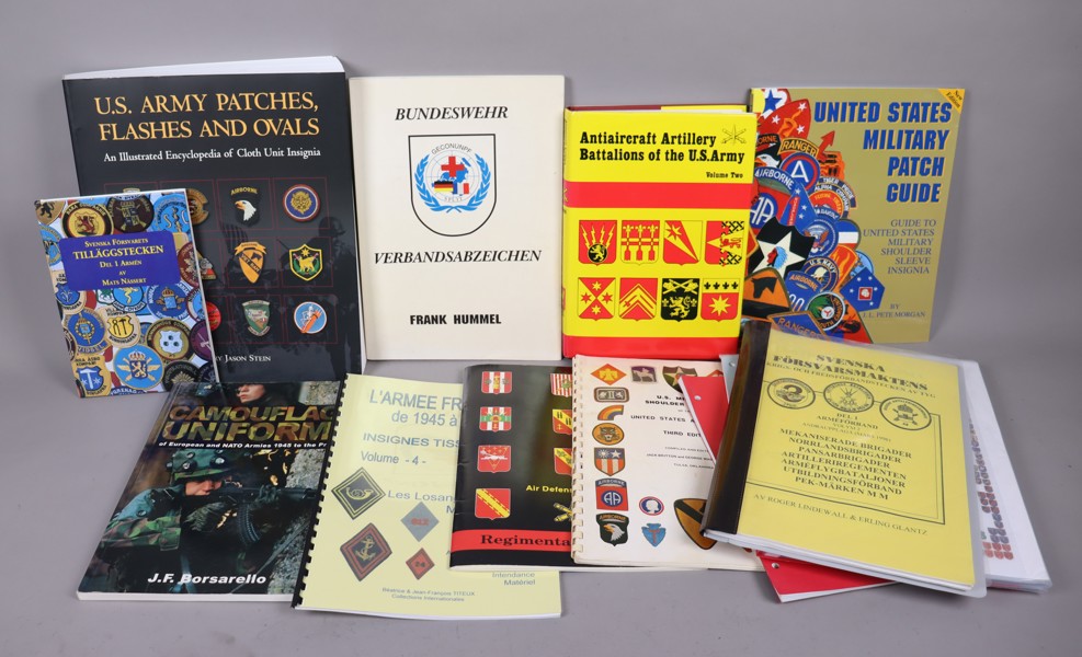 Militär litteratur om märken, patches, insignia, uniformer mm