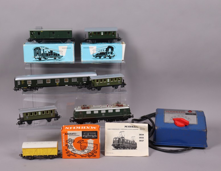 Märklin, lok och vagnar samt transformator