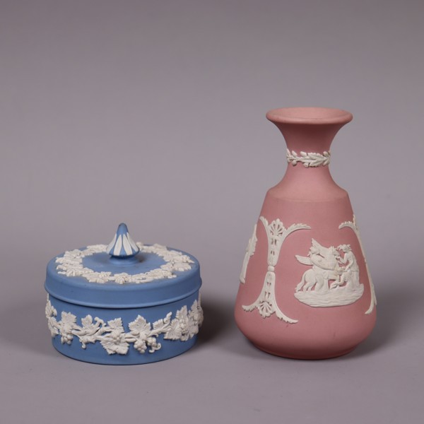 Wedgwood, England, "Jasperware", vas och lockask