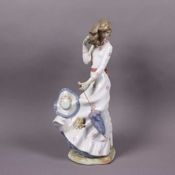 Nao by Lladro, stor figurin, dam med paraply